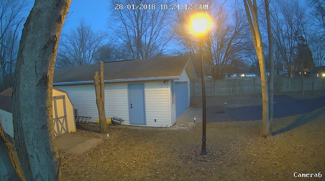 تصویر ضبط شده با دوربین مدار بسته تمام رنگی دید در شب از یک خانه